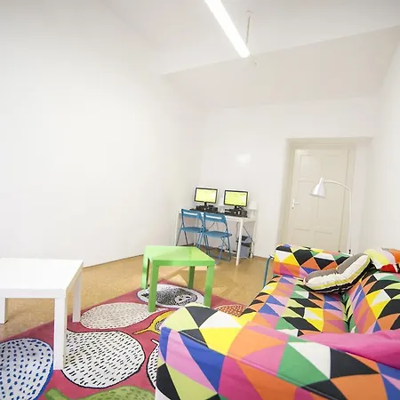 Dizzy Daisy Hostel *